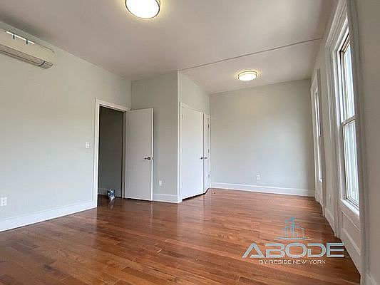 5th image of 536 Willoughby Ave APT 2R