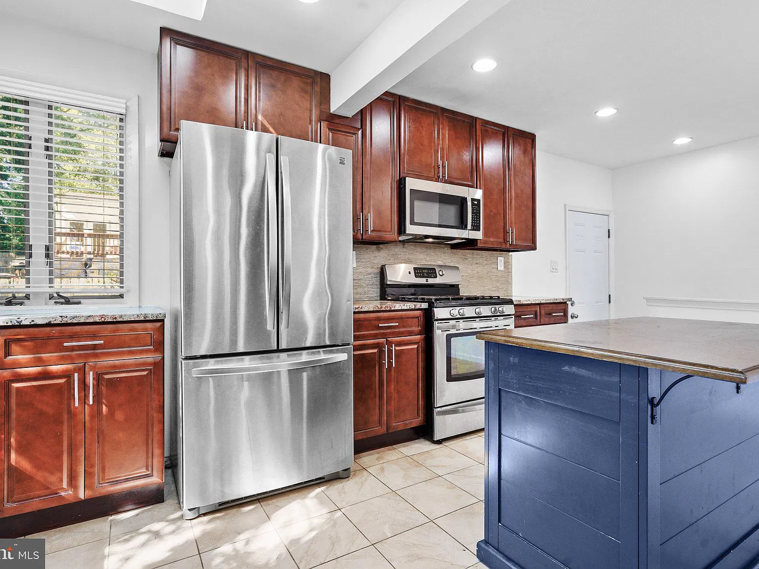 4 bed, 2.0 bath, 2200 sqft, $3,600 — Photo 3