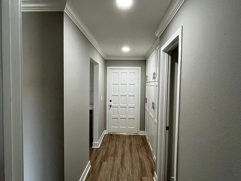 1 Bedroom - Entry Hallway