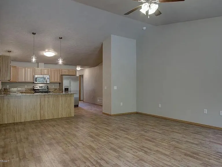 1121 E Dellwood St — Photo 2