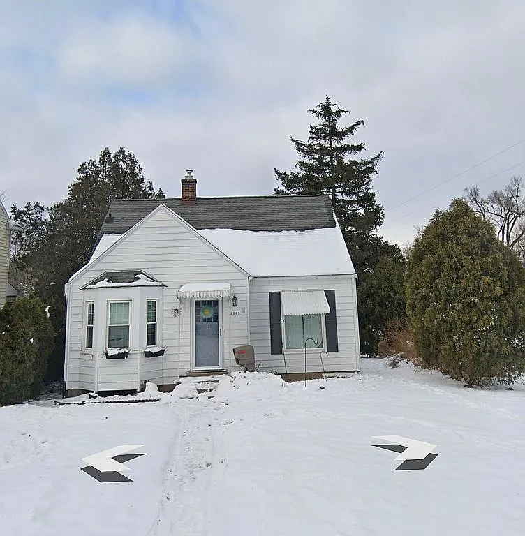 2883 Botsford Pl NE photo 1