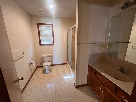 3rd image of 416 Larkin Ct #2B-1BA