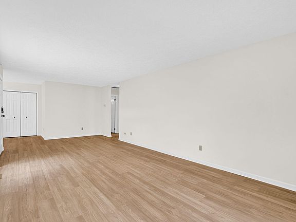 5th image of 1016 E Commons Dr