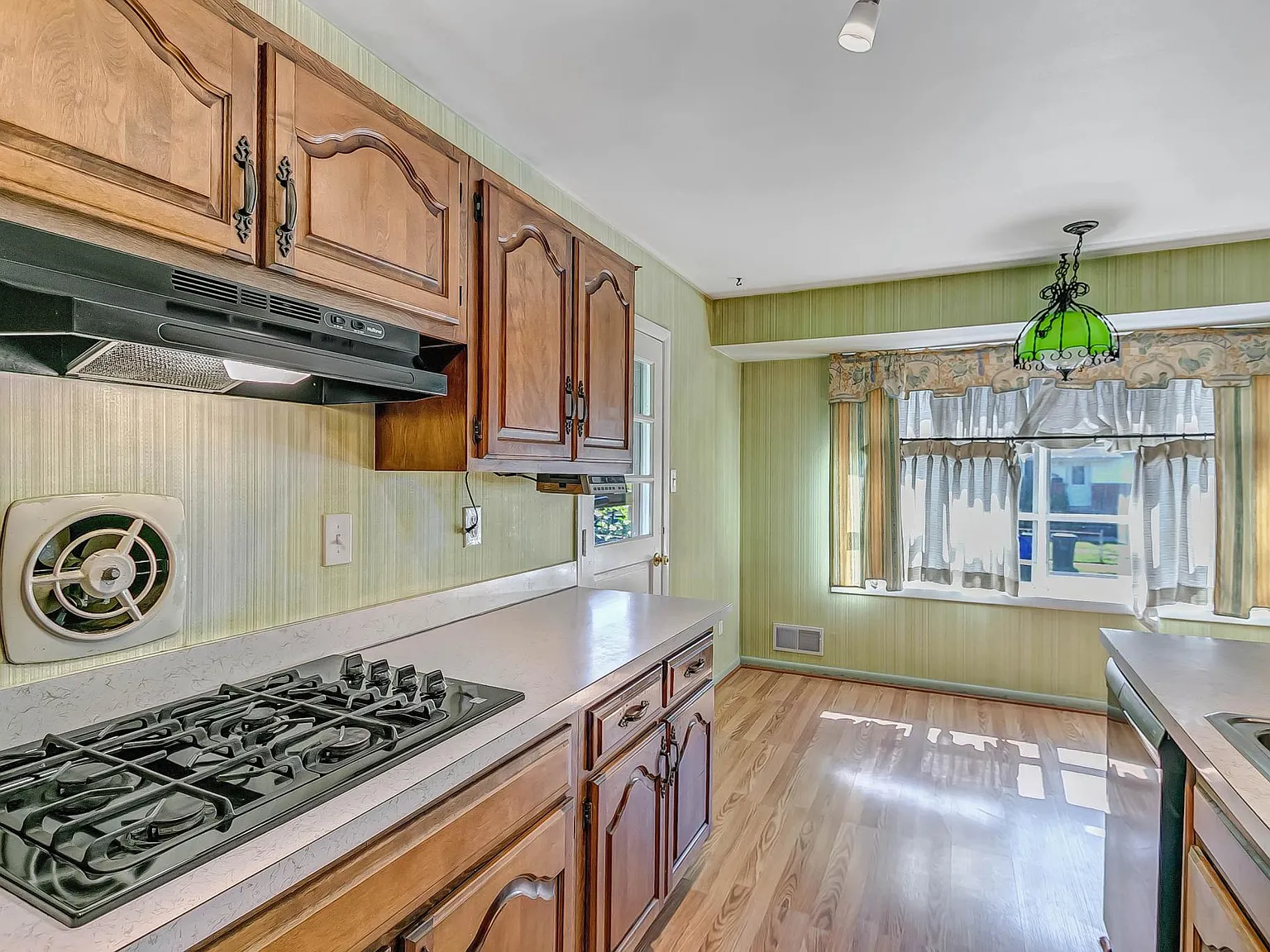6 bed, 2400 sqft, $3,750 — Photo 2