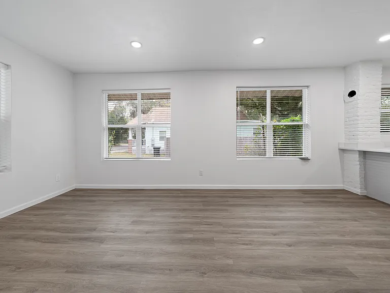 901 NW 4th Pl — Photo 5