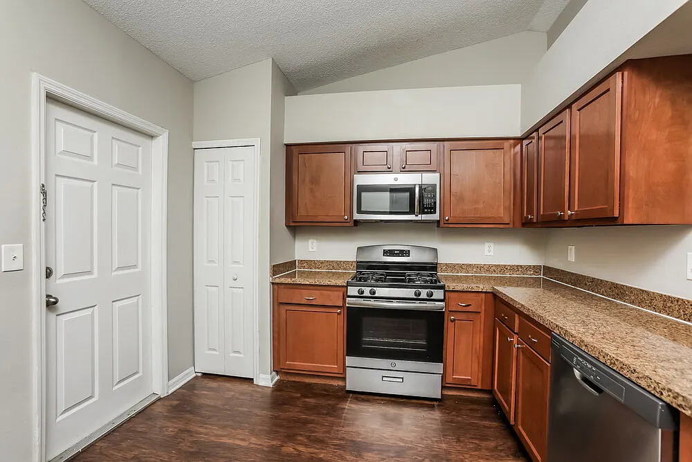 4 bed, 2.0 bath, 1352 sqft, $2,110 — Photo 4