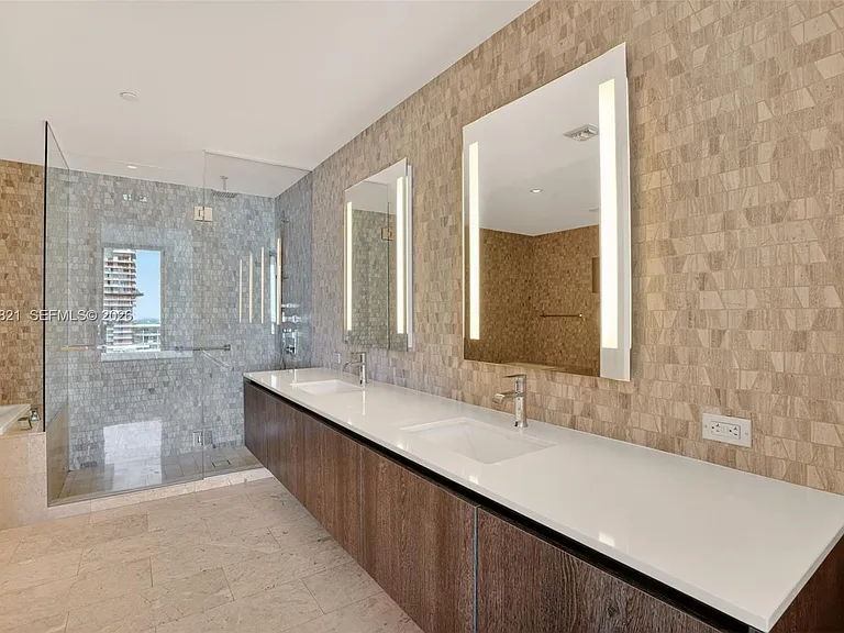 68 SE 6th St #3710 — Photo 7