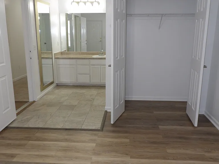 College Pointe Apartments — Photo 23