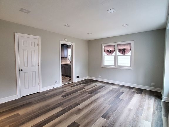 3rd image of 14529 Clinton St