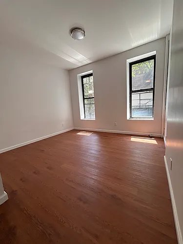 536 W 47th St #4 Photo 1 536 W 47th St #4 Photo 1