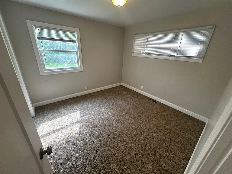 1370 Farley Dr — Photo 12