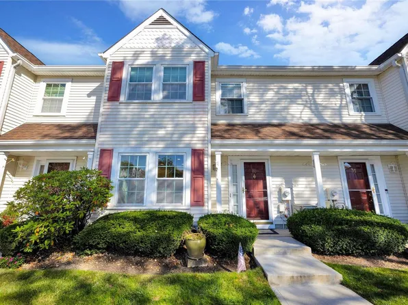 80 Stratford Court #80, Farmingdale, NY 11735
