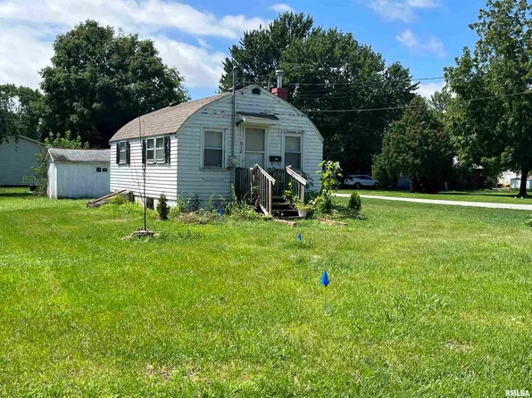 810 SW 4th St, Aledo, IL 61231
