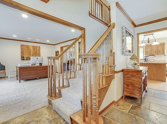 5th image of 94 Winter Hill Cir