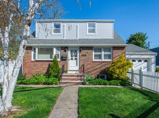 1089 Farm Rd, Secaucus, NJ 07094