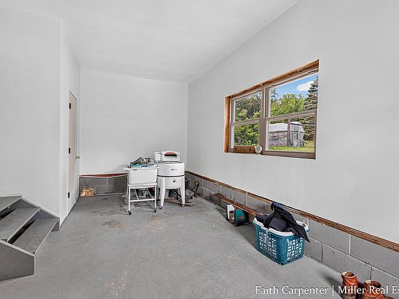 4th image of 3062 W Cloverdale Rd