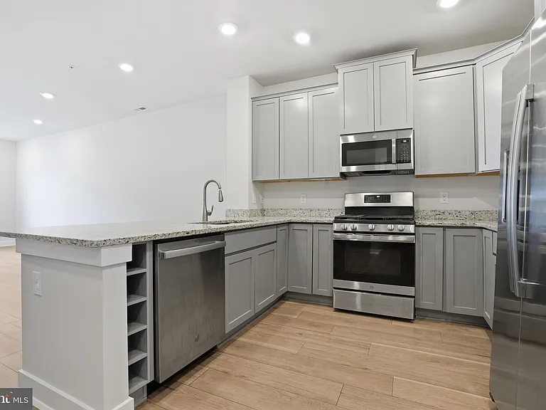 114 King St #B — Photo 7