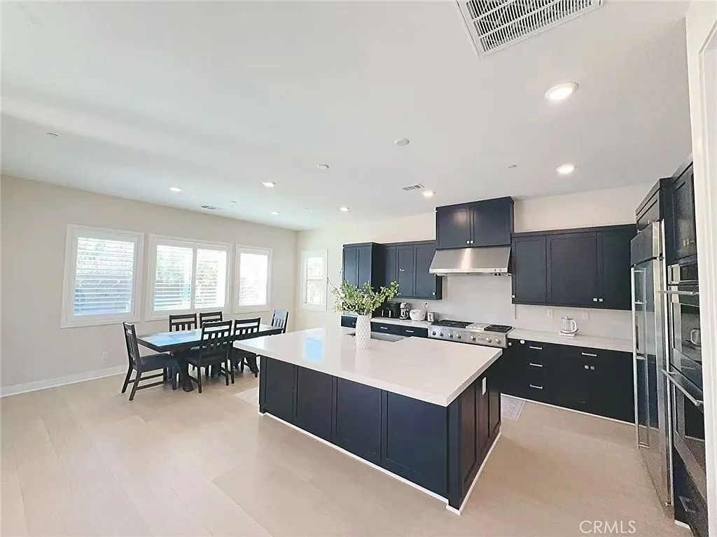 4 bed, 2988 sqft, $7,200 — Photo 3