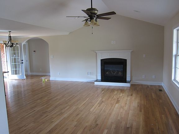 2nd image of 1726 Sassafras Ln