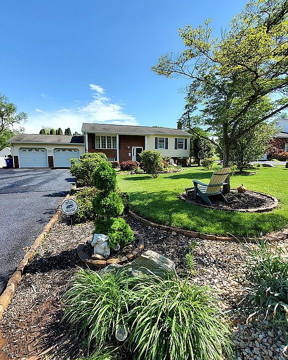 Split level pool home