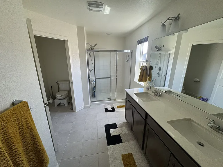 Primary bathroom (2nd floor)
