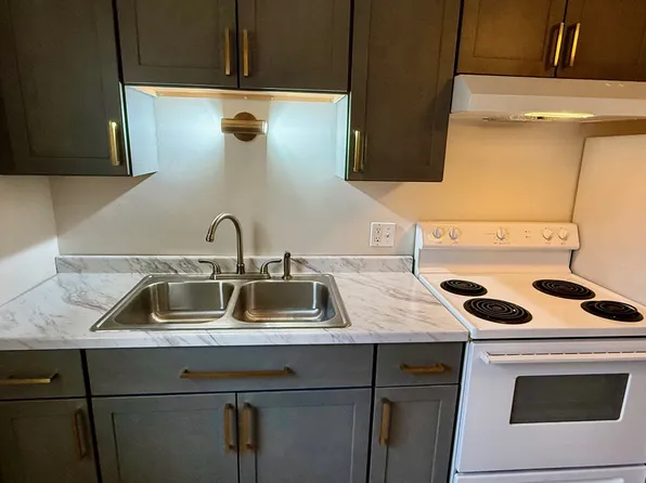 653 Putnam Pike APT 4, Greenville, RI 02828