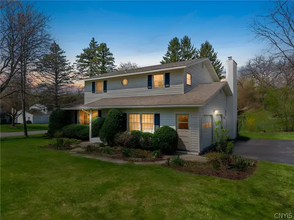 207 Thornton Cir S, Camillus, NY 13031