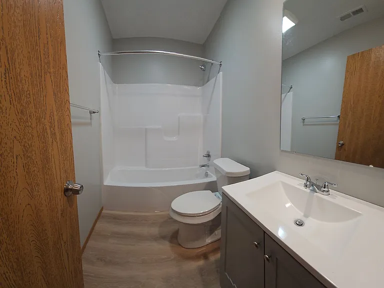 102 Benton St N — Photo 8