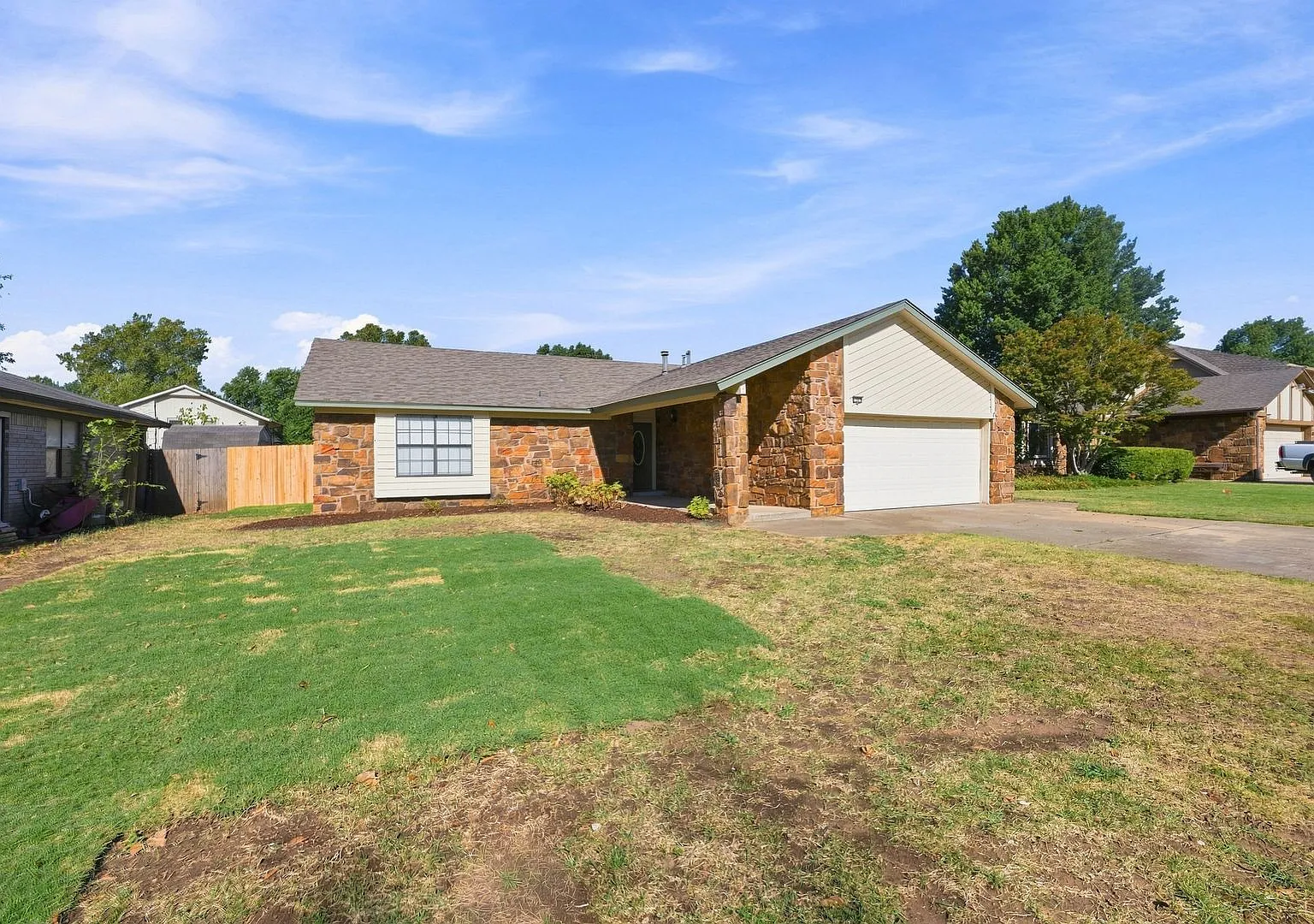 Charming 3 bed, 2 bath home in desirable Indian Springs area — Photo 4