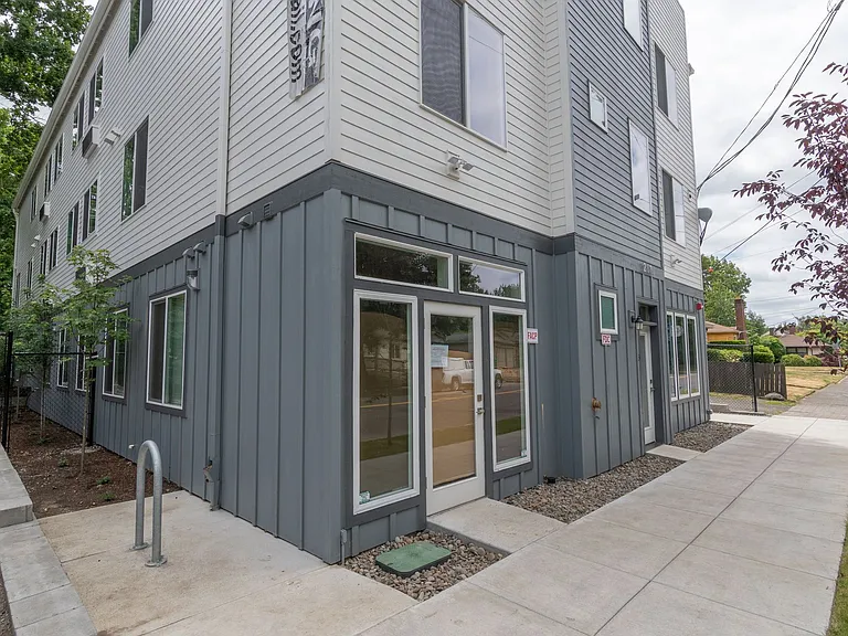 2630 NE Dekum St — Photo 12