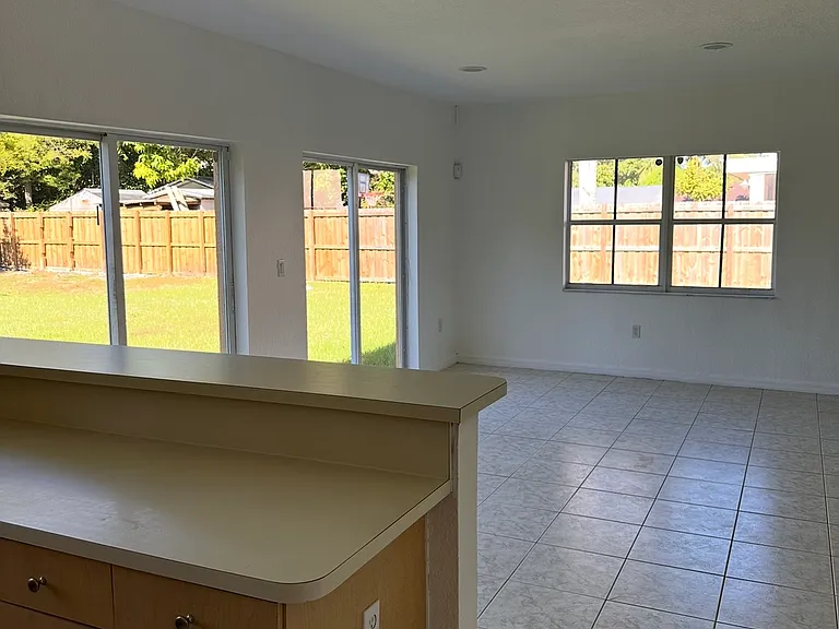 18124 SW 152nd Pl — Photo 18