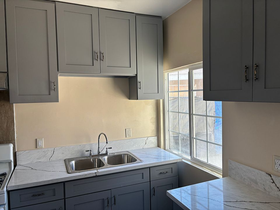 1st image of 974 Lilac Pl