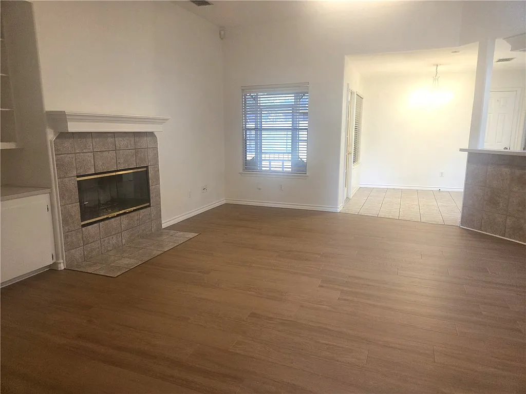 3 bed, 2.0 bath, 2015 sqft, $2,000 — Photo 3