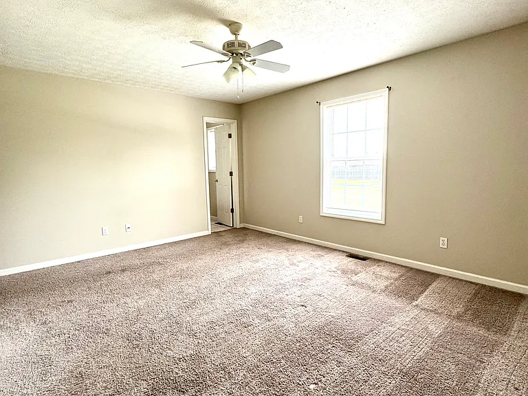 638 Hampton Way #B — Photo 6