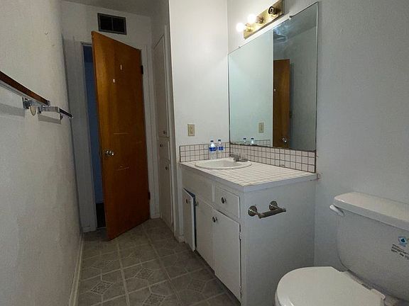 4th image of 1212 Dartmouth St