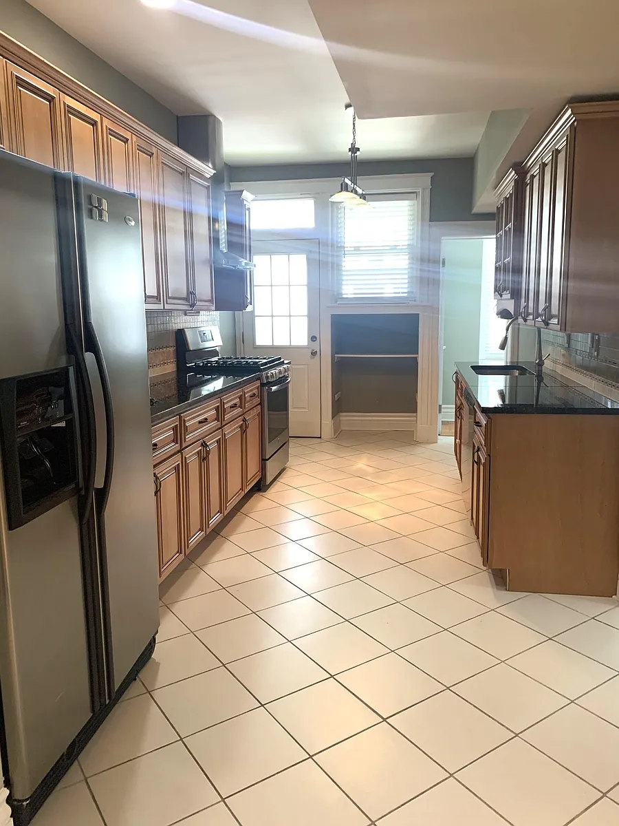 Spacious kitchen with ceramic flooring - 4947 Laclede Ave #3E
