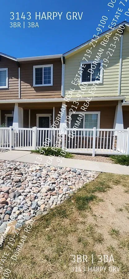 3 Bedroom, 2.5 Bath Townhome with 2 Car Garage, Central A/C and Updated Kitchen! — Photo 2