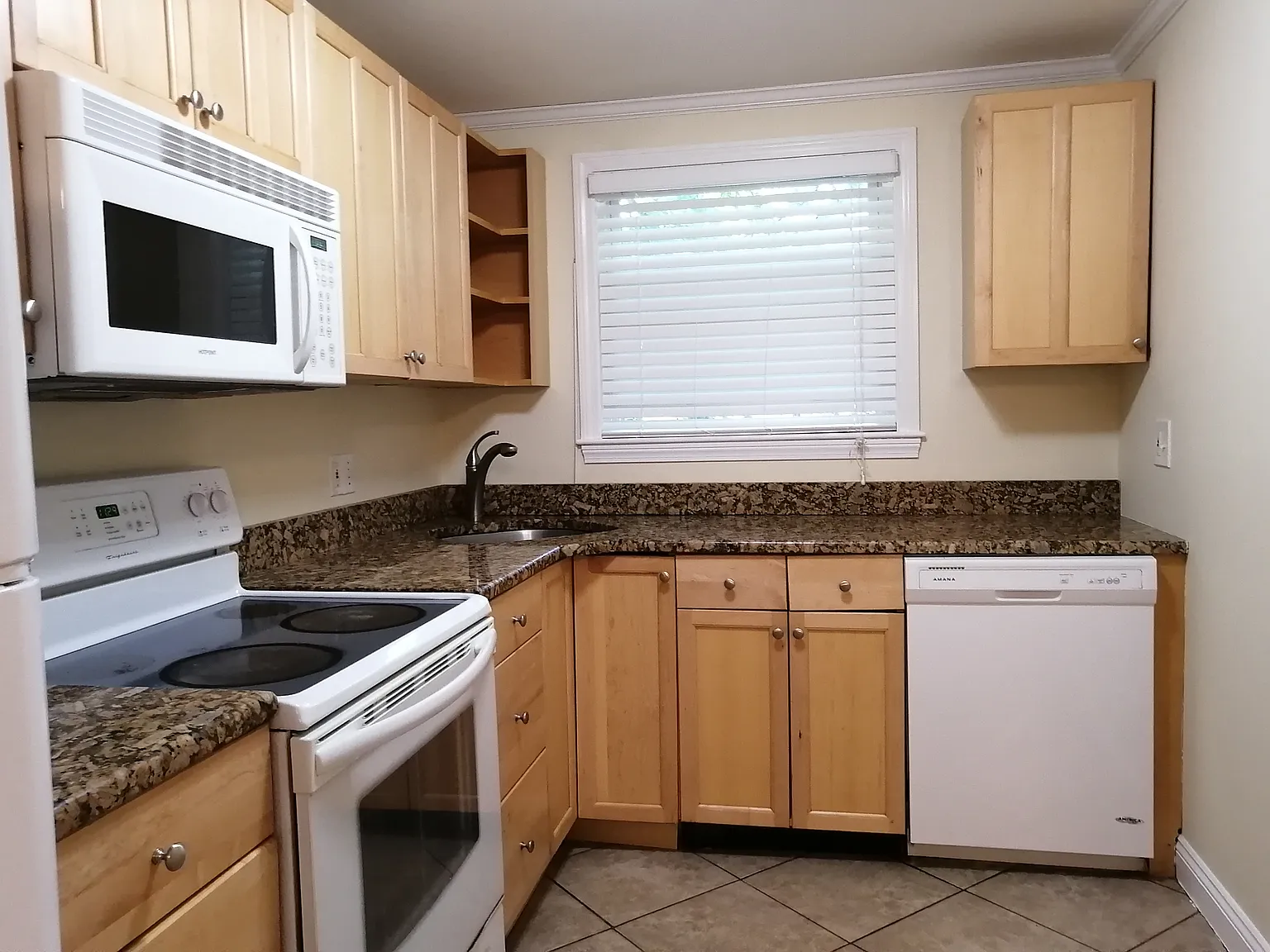 2 bed, 800 sqft, $3,200 — Photo 4
