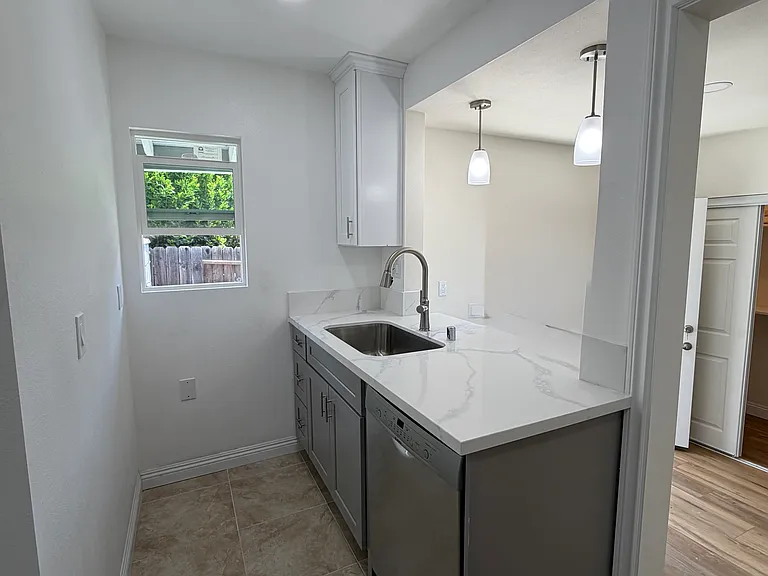 1515 E Rowland Ave — Photo 7