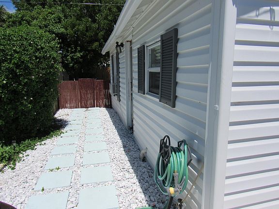 3rd image of 225 S L St #2