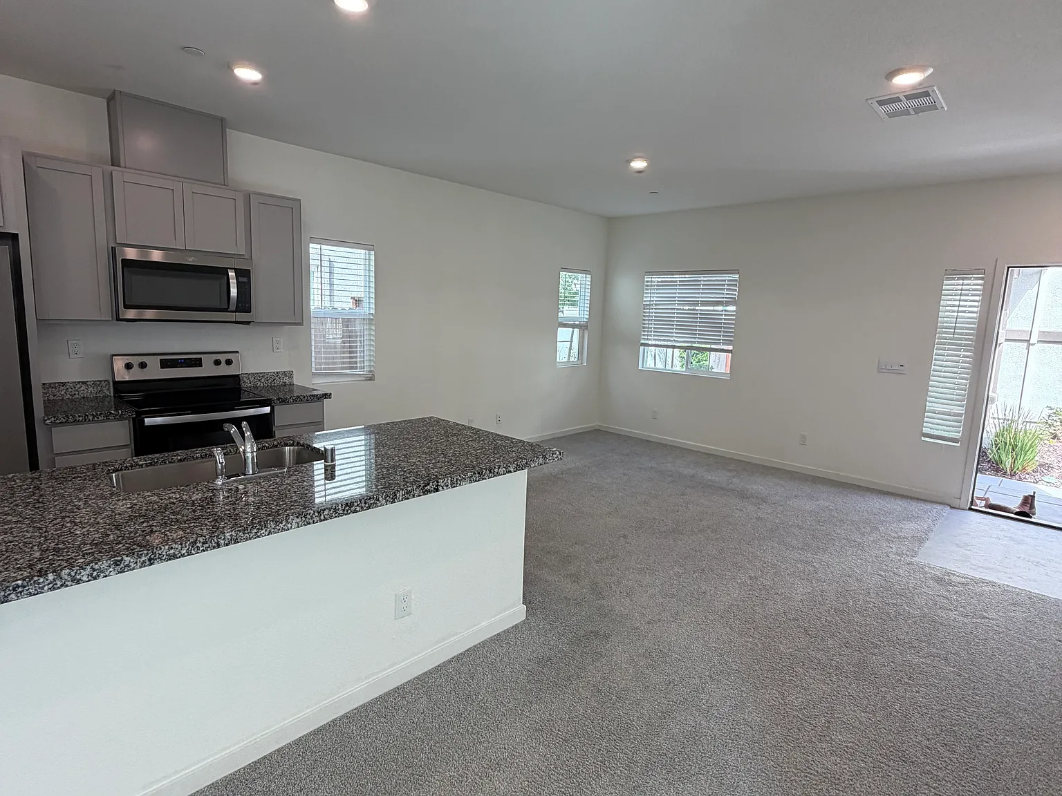 3 bed, 1296 sqft, $2,850 — Photo 4