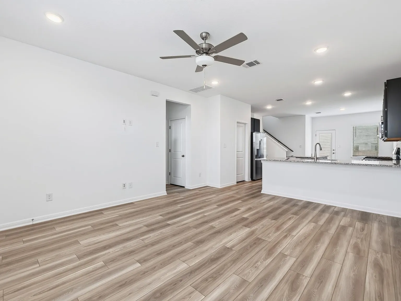 3 bed, 2.5 bath, 1654 sqft, $2,000 — Photo 2