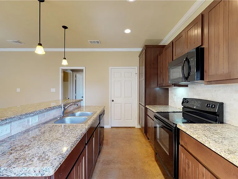 3412 Cullen Trl — Photo 3