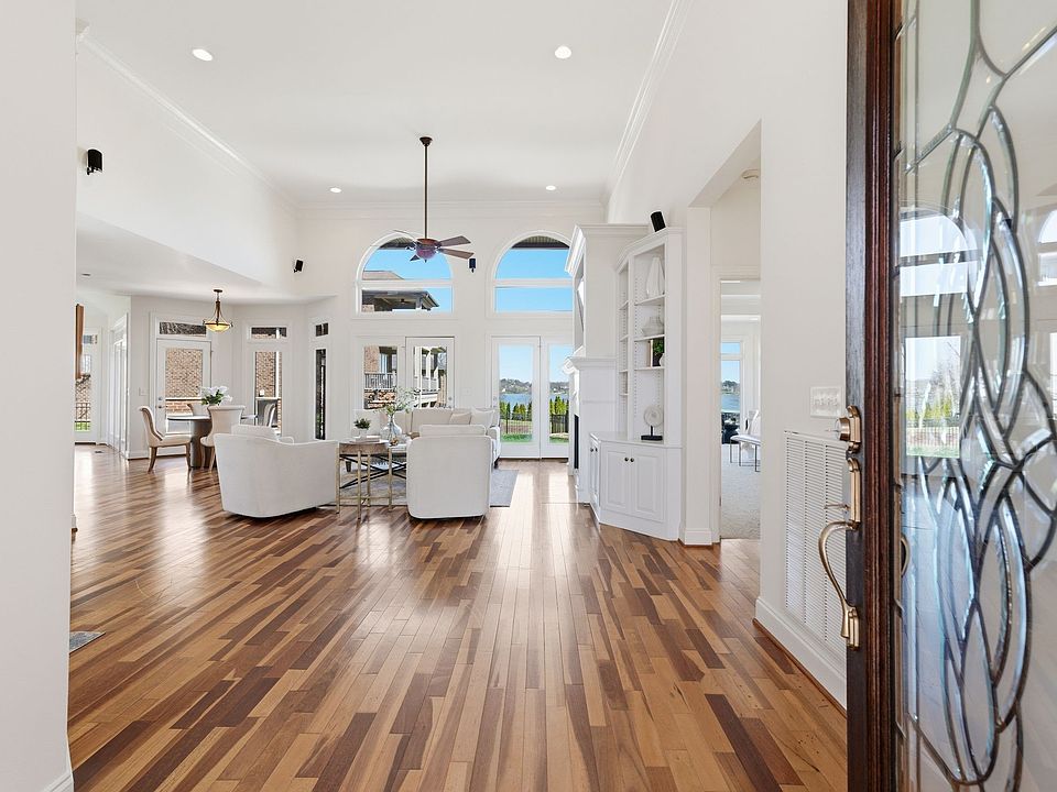 1st image of 3025 Lakeshore Dr