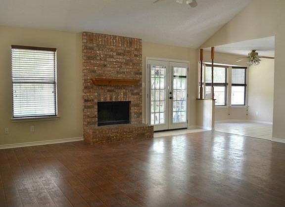 4th image of 305 Willow Wood Ln