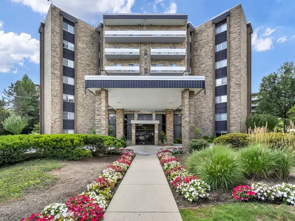 2202 Acacia Park Dr, Lyndhurst, OH