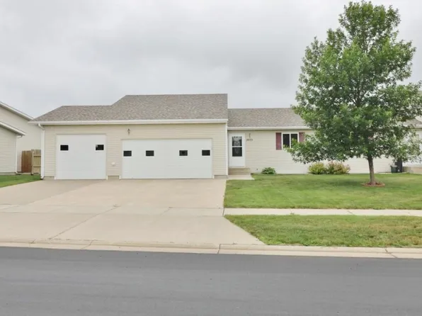2033 14th St NW, Minot, ND 58703