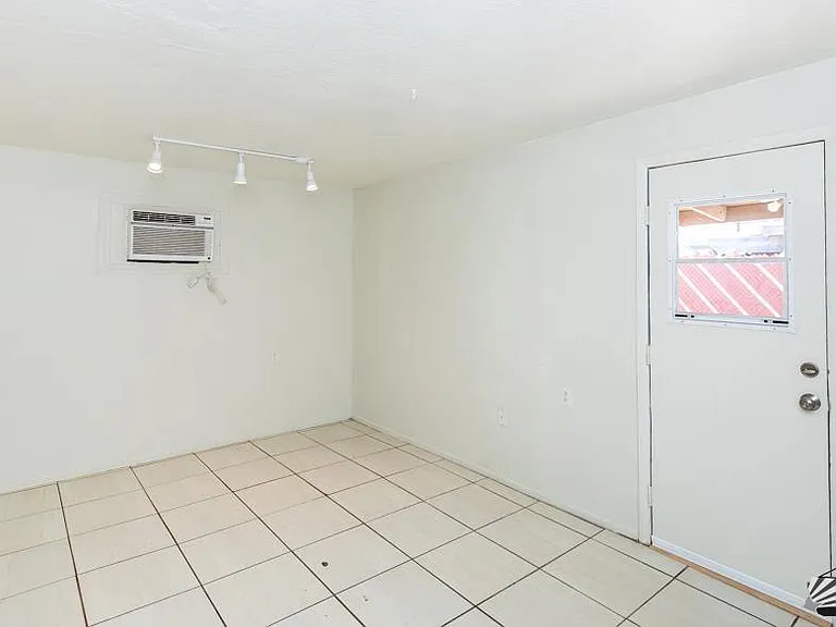 2743 S Mesa Ave — Photo 10