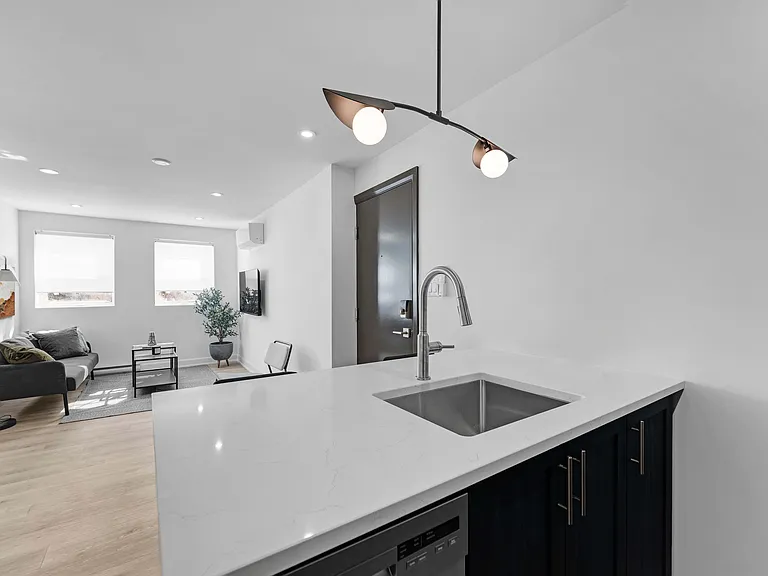 658 Somerset St W — Photo 14