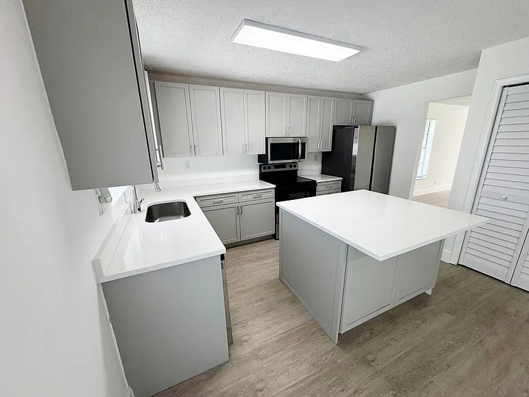 3920 Woodside Dr #14 — Photo 7